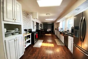 Fridge, microwave, stovetop, coffee/tea maker - Retreat at Red Rock ✦ Best COS Area❣ (Colorado Springs)