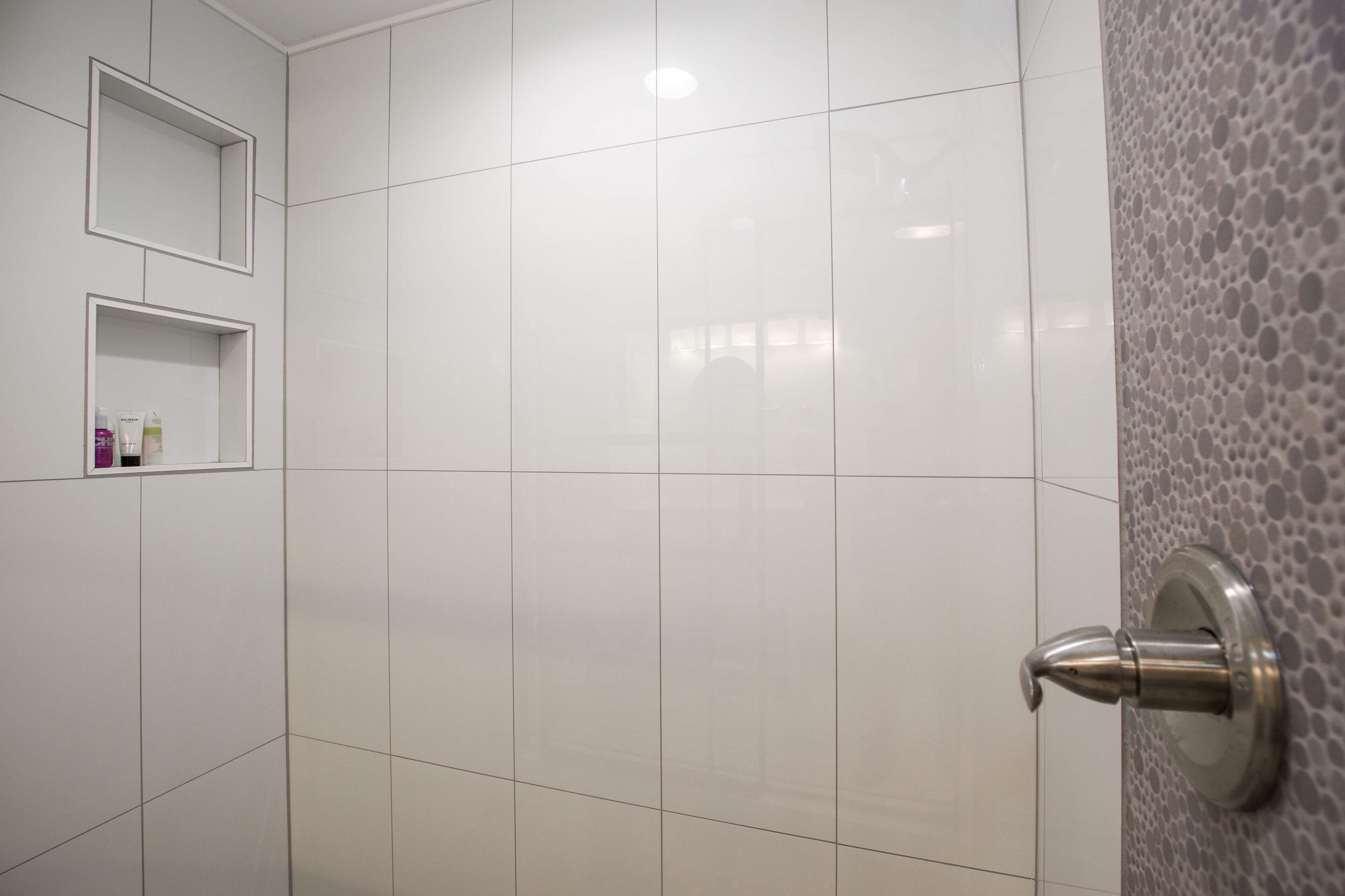Combined shower/tub, hair dryer, towels