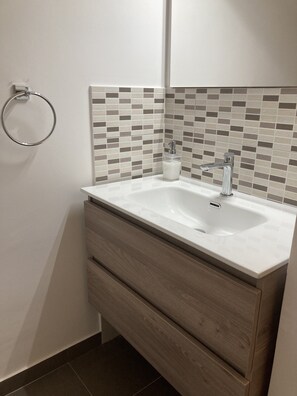 Dusche, Haartrockner, Handtücher, Seife