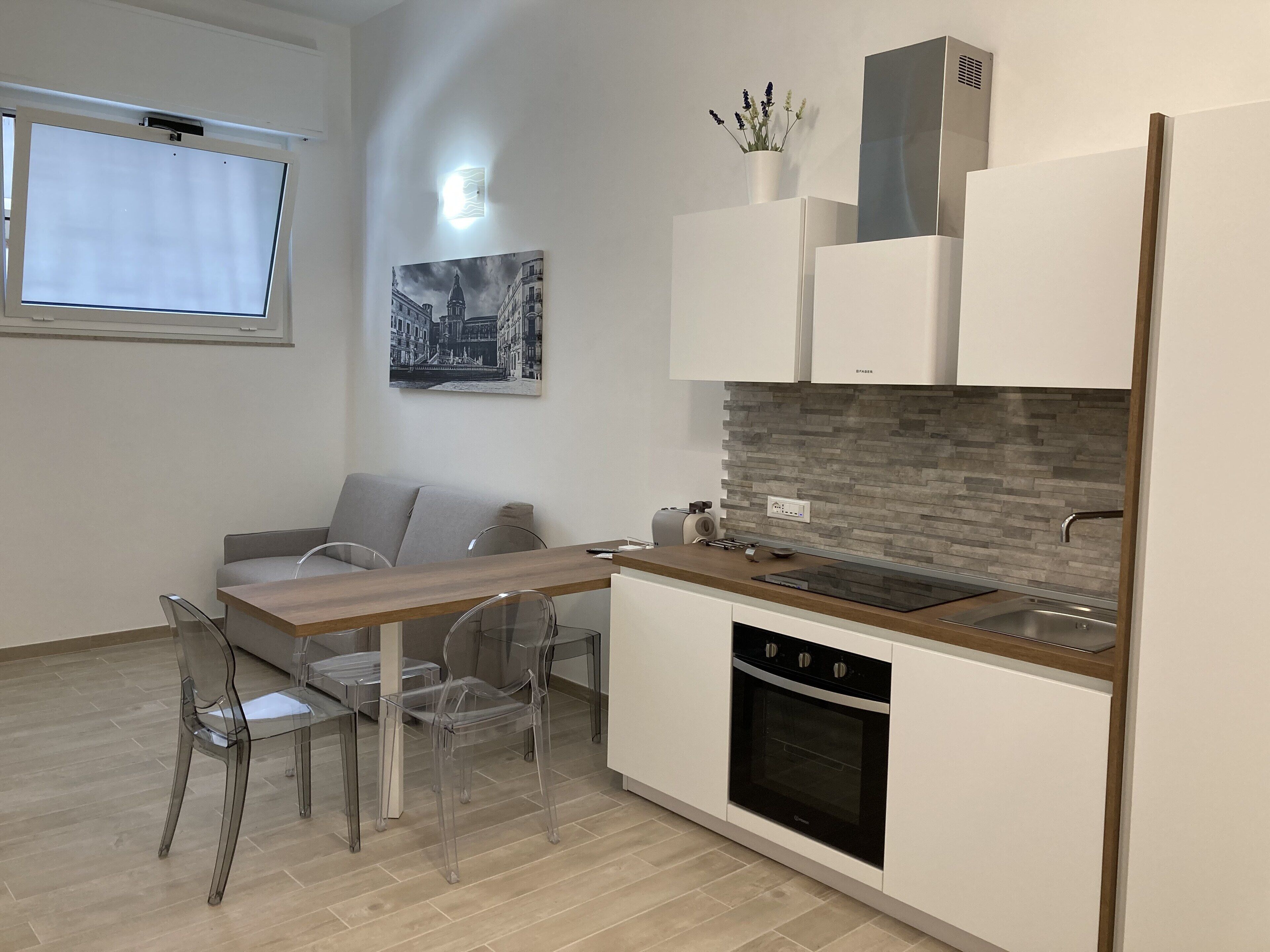 Fridge, oven, stovetop, coffee/tea maker