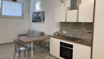 Fridge, oven, stovetop, coffee/tea maker