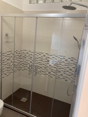 Dusche, Haartrockner, Handtücher, Seife