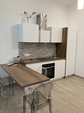 Fridge, oven, stovetop, coffee/tea maker