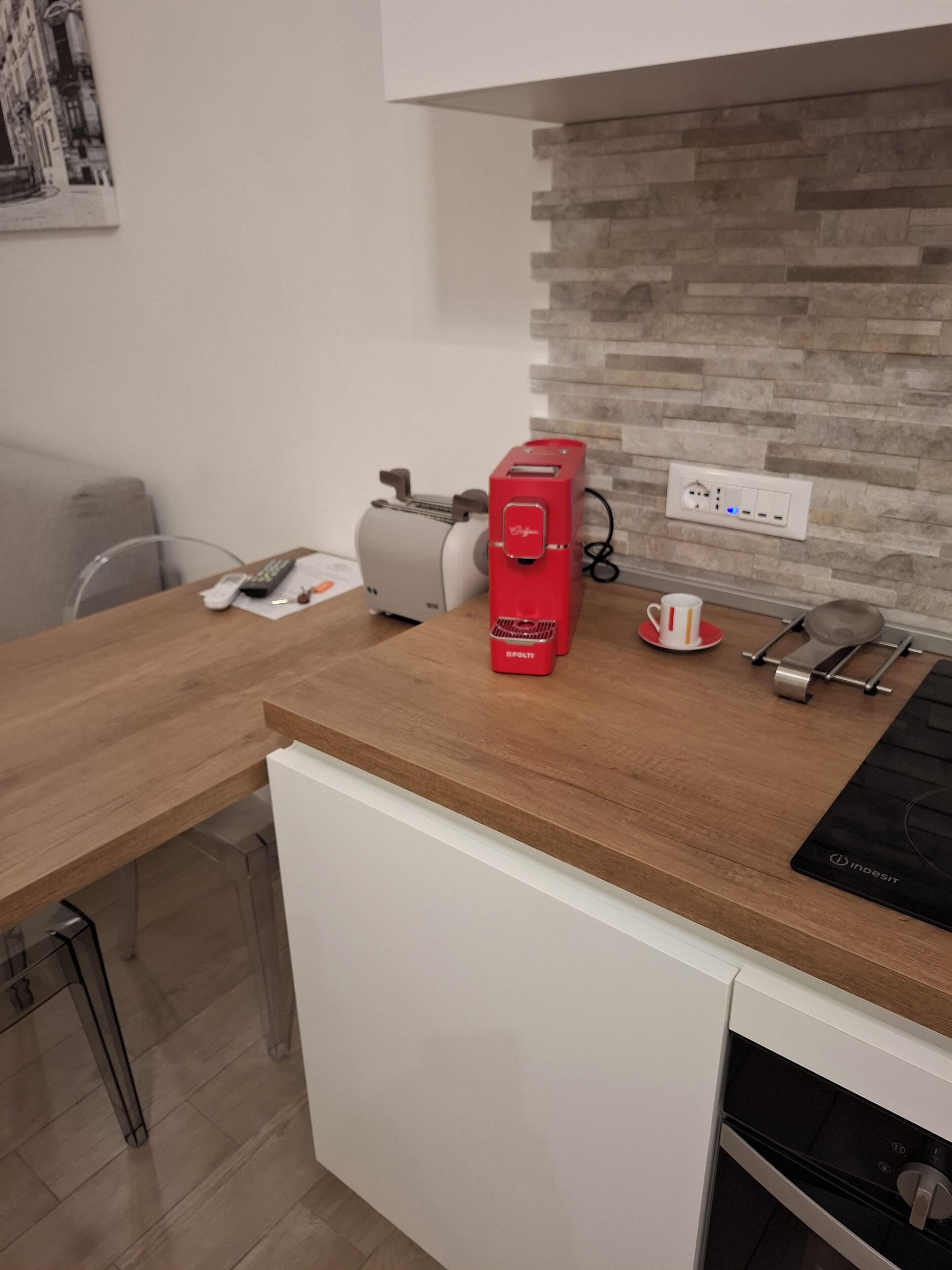 Kühlschrank, Ofen, Herdplatte, Wasserkocher mit Kaffee-/Teezubehör