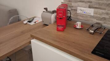 KĂŒhlschrank, Ofen, Herdplatte, Wasserkocher mit Kaffee-/Teezubehör