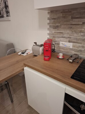 Kühlschrank, Ofen, Herdplatte, Wasserkocher mit Kaffee-/Teezubehör