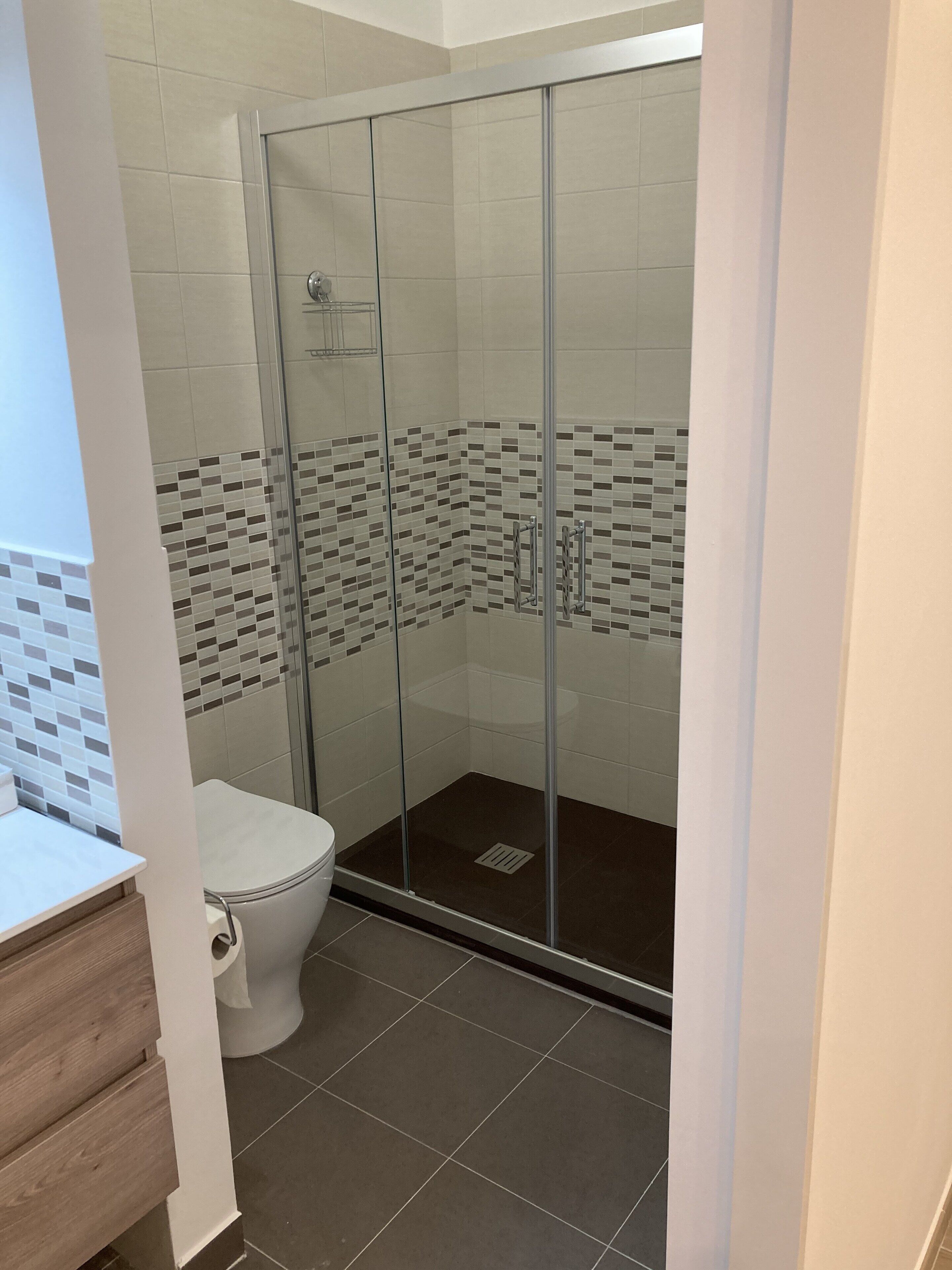 Dusche, Haartrockner, Handtücher, Seife