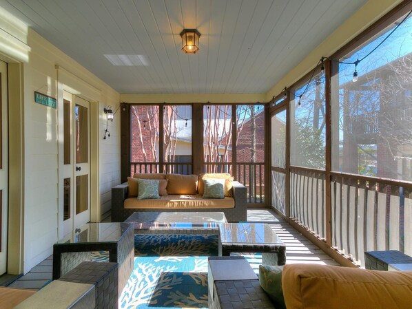 Smart TV, fireplace, DVD player, books - Carlton Landing! Cozy getaway close to dock and town center! (Carlton Landing)