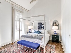 3 bedrooms, iron/ironing board, WiFi, bed sheets - Carlton Landing! Cozy getaway close to dock and town center! (Carlton Landing)