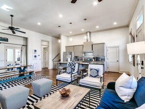 Smart TV, fireplace, DVD player, books - Carlton Landing! Cozy getaway close to dock and town center! (Carlton Landing)