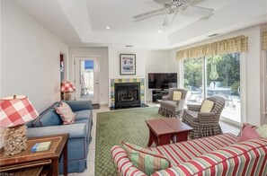 Living area - Charming Beach Getaway (Virginia Beach)