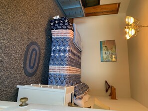 WiFi - Curley's, B - Cabin - 1 Queen / Oven Kitchen (Sekiu)