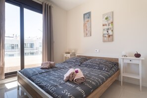 2 chambres, fer et planche à repasser, lit de bébé portatif