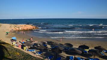 Ligstoelen aan het strand, strandlakens