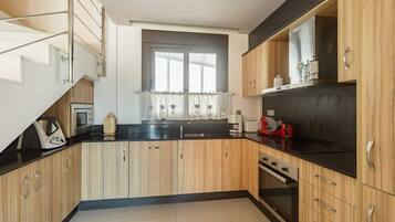 Een koelkast, een microgolfoven, een oven, een kookplaat