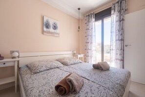 2 dormitorios, caja fuerte, tabla de planchar con plancha