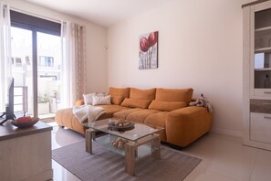 Una Smart TV, videojuegos, libros, un reproductor estéreo