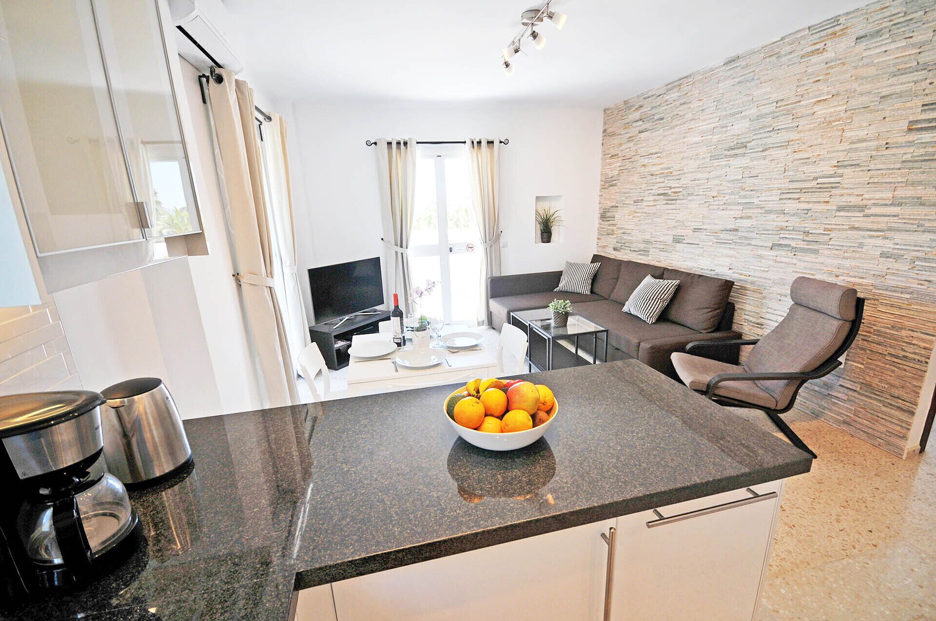 Télévision, lecteur de DVD, table de tennis de table