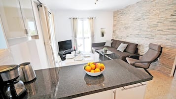 Télévision, lecteur de DVD, table de tennis de table