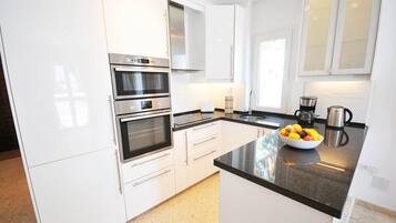 Een koelkast, een microgolfoven, een oven, een kookplaat