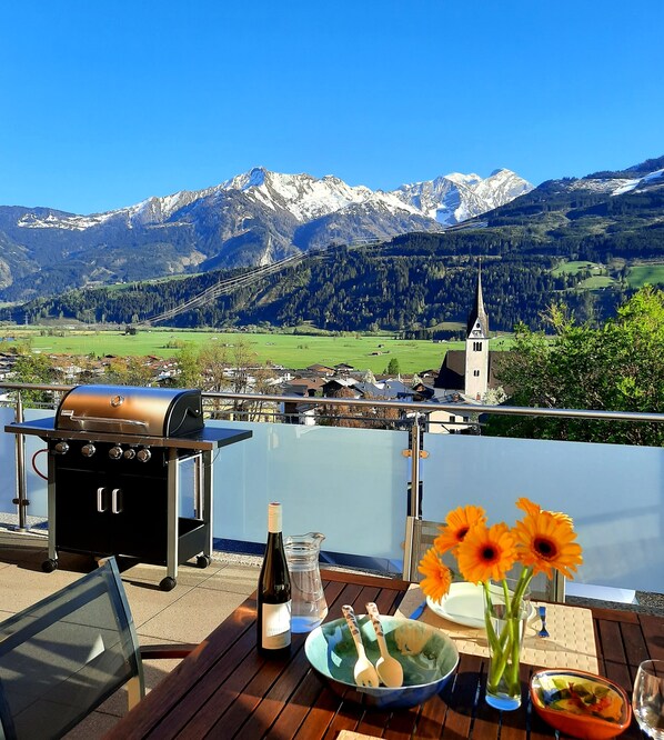 Outdoor dining - Piesendorf Pad Stunning Views Sleeps 8 (Piesendorf)