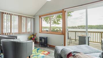 Smart TV, caminetto, lettore DVD