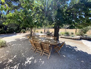 Outdoor dining - Provencal Mas in the heart of Alpilles National Park (Eygalières)