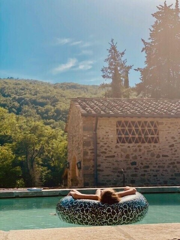 حمّام سباحة خارجي