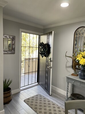 Interior - TOP FLOOR - TOP CLASS CONDO! Within walking distance to Old Town Scottsdale. (Scottsdale)