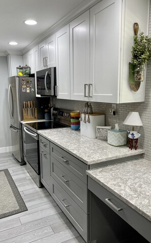 Fridge, microwave, oven, stovetop - TOP FLOOR - TOP CLASS CONDO! Within walking distance to Old Town Scottsdale. (Scottsdale)