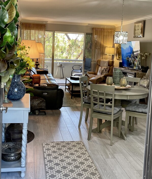 Smart TV - TOP FLOOR - TOP CLASS CONDO! Within walking distance to Old Town Scottsdale. (Scottsdale)