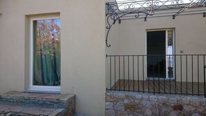 A balcony with a stone wall and a metal railing. - New detached house (Corbara)