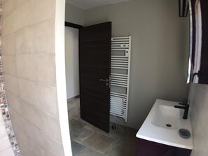 Dusche, Haartrockner, HandtĂŒcher, Seife