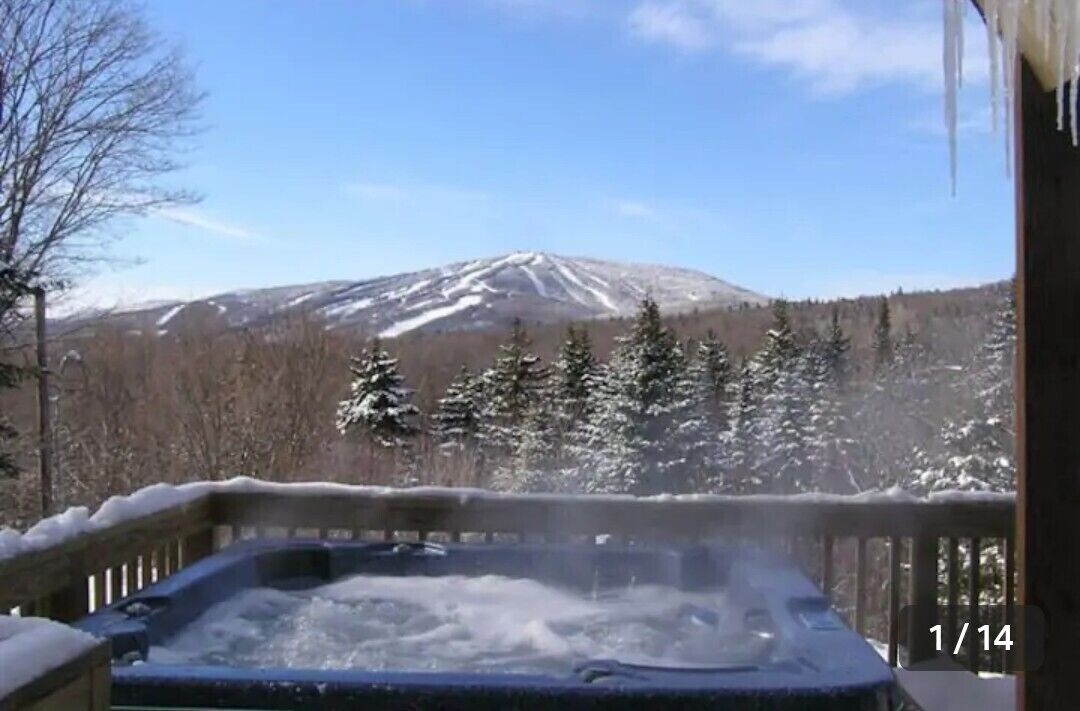Mt. Snow Ski Chalet: 1 mile from slopes & hot tub on deck with view of Mt. Snow 