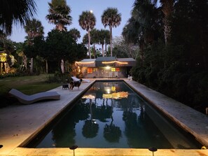 Una piscina al aire libre, una piscina climatizada