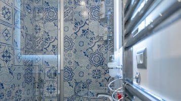 Sèche-cheveux, serviettes fournies, savon, shampoing
