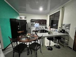 Réfrigérateur, four à micro-ondes, un four, surface de cuisson