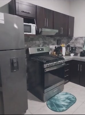 Réfrigérateur, four à micro-ondes, un four, surface de cuisson