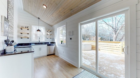 Fridge, microwave, oven, stovetop. The Towpath Retreat: A Cozy Farmhouse Stay