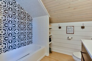 Bañera con ducha, secador de pelo, toallas, jabón