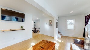 Smart TV - The Towpath Retreat: A Cozy Farmhouse Stay (Canal Fulton)