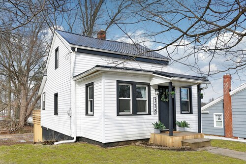 The Towpath Retreat: A Cozy Farmhouse Stay