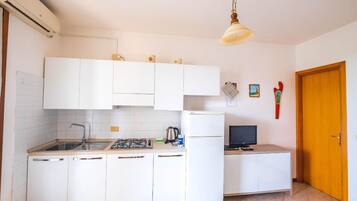 Kühlschrank, Mikrowelle, Herdplatte, Espressomaschine