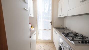 Frigorifero, microonde, piano cottura