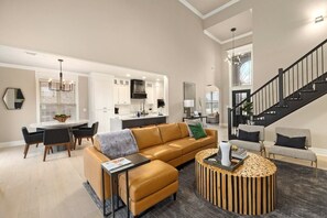 Televisión, chimenea y oficina 