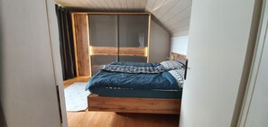 3 bedrooms, free WiFi, bed sheets