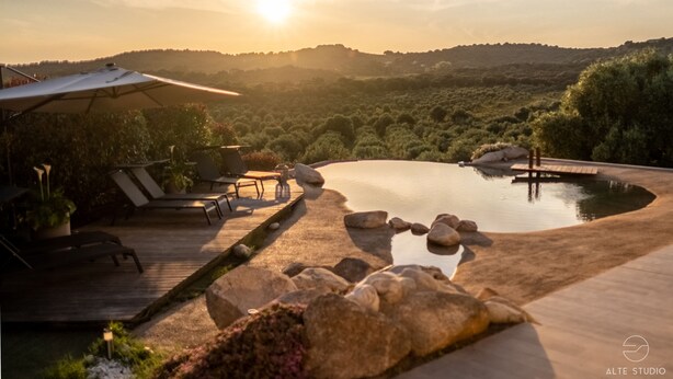 A serene outdoor setting with a swimming pool, lounge chairs, and a deck area. - Casa Lagone - Villa Avec Piscine et Superbe vue (Cargèse)