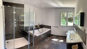 A modern bathroom with a glass-enclosed shower, a freestanding bathtub, and a vanity with a sink. - Casa Lagone - Villa Avec Piscine et Superbe vue (Cargèse)