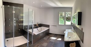 Baignoire, articles de toilette gratuits, sèche-cheveux, peignoirs