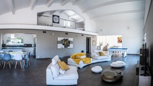 A spacious living area with a high ceiling, a dining area, and a pool table. - Casa Lagone - Villa Avec Piscine et Superbe vue (Cargèse)